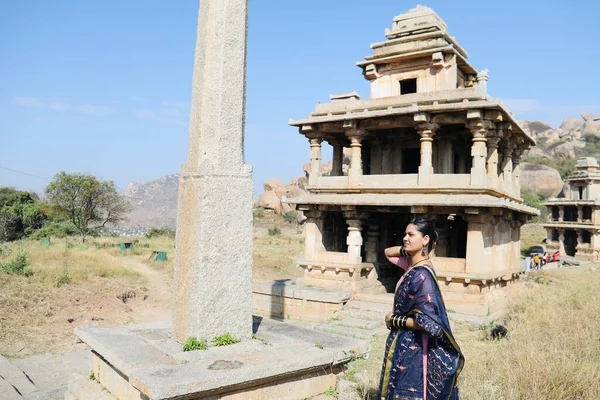 Egy Tradicionális Fiatal Indiai Pózol Egy Templom Előtt Chitradurga Fort — Stock Fotó