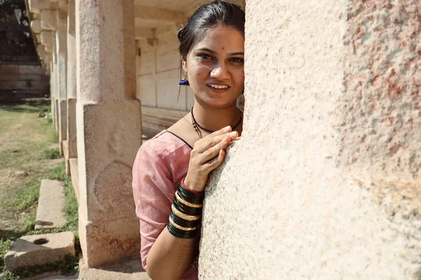 Hindistan, Karnataka 'daki Chitradurga Kalesi' nde bir tapınağın önünde poz veren geleneksel Hintli genç bir kadın..