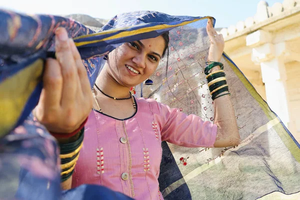 Traditionell Ung Indisk Kvinna Som Poserar Framför Ett Tempel Vid — Stockfoto