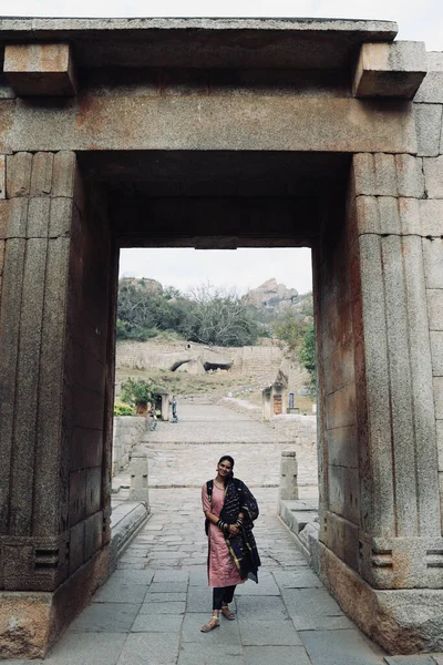 Traditional Young Indian Woman Posing Front Entrance Chitradurga Fort Karnataka — Stock Photo, Image