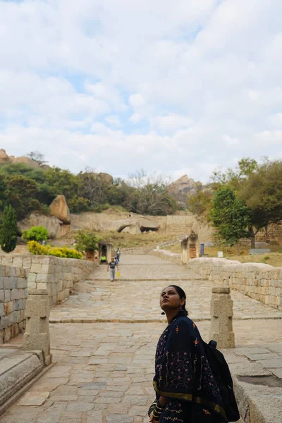 Uma Jovem Mulher Indiana Tradicional Posando Frente Templo Forte Chitradurga  fotos, imagens de © mnjpkulkarni #544724704