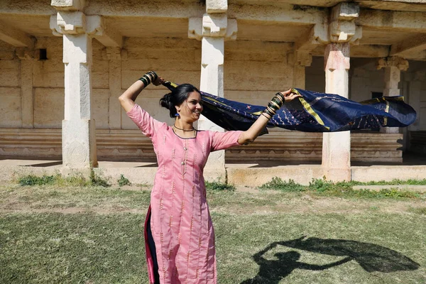 Традиційна Молода Індійська Жінка Танцює Перед Храмом Форті Читрадурга Карнатака — стокове фото