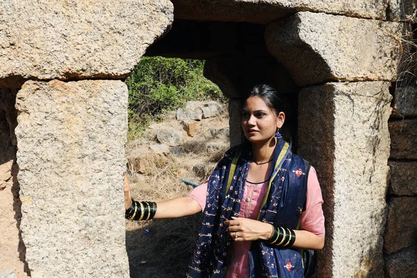 Een Traditionele Jonge Indiase Vrouw Poserend Voor Ruïnes Van Stenen — Stockfoto