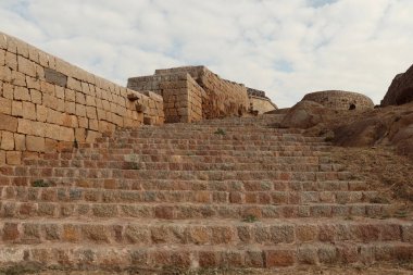 Chitradurga Kalesi 'nin kalıntıları, Karnataka, Hindistan. Kaleye Elusuttina Kote de denir (anlamı yedi dairenin kalesidir).).