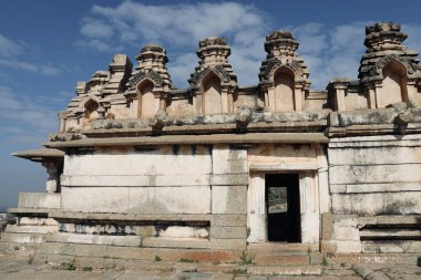Hidimbeshwara Tapınağı 'nın seçici odak noktası Chitradurga Kalesi, Karnataka, Hindistan.