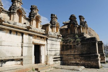 Hidimbeshwara Tapınağı 'nın seçici odak noktası Chitradurga Kalesi, Karnataka, Hindistan.