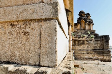 Hidimbeshwara Tapınağı 'nın seçici odak noktası Chitradurga Kalesi, Karnataka, Hindistan.