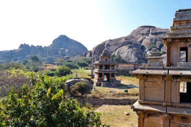 Hidimbeshwara Tapınağı 'nın seçici odak noktası Chitradurga Kalesi, Karnataka, Hindistan.
