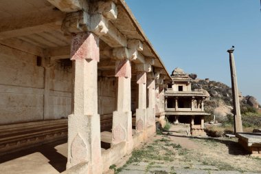 Hidimbeshwara Tapınağı 'nın seçici odak noktası Chitradurga Kalesi, Karnataka, Hindistan.