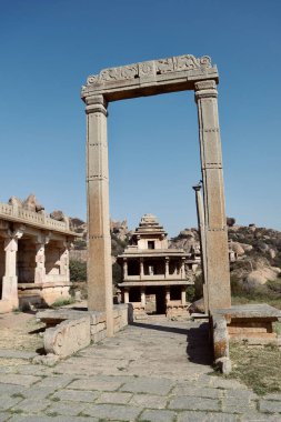 Hidimbeshwara Tapınağı 'nın seçici odak noktası Chitradurga Kalesi, Karnataka, Hindistan.