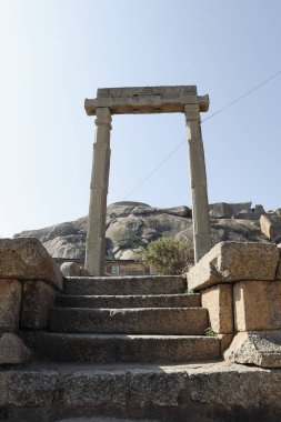 Hidimbeshwara Tapınağı yakınlarındaki kemer, Chitradurga Kalesi, Karnataka, Hindistan.