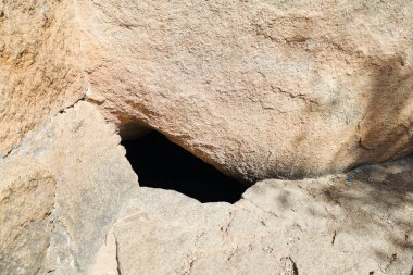 Ünlü yer Onake Obavvana Kindi (Bir geçit ya da gizli bir delik), savaşçı kadının Hyder Ali 'nin askerleriyle savaştığı ve öldürdüğü yer..