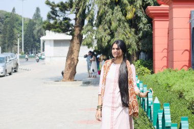 Hindistan 'da güneşli bir yaz öğleden sonrasında Bangalore ya da Bengaluru sokaklarında sıcak hava dalgası yaşayan genç bir Hintli kadının seçici odak noktası..