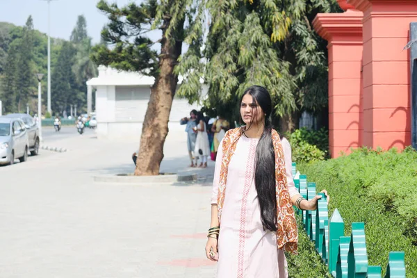 Hindistan 'da güneşli bir yaz öğleden sonrasında Bangalore ya da Bengaluru sokaklarında sıcak hava dalgası yaşayan genç bir Hintli kadının seçici odak noktası..