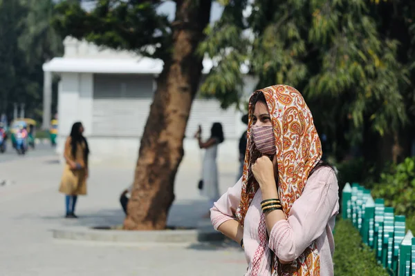 バンガロールやインドのカルナータカ州ベンガルールの路上で熱波を経験している若いインド人女性の選択的な焦点晴れた夏の午後に ストック写真