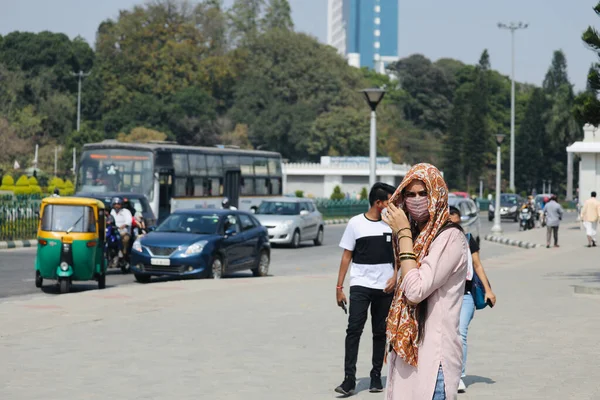 バンガロールやインドのカルナータカ州ベンガルールの路上で熱波を経験している若いインド人女性の選択的な焦点晴れた夏の午後に ロイヤリティフリーのストック写真