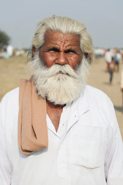 Haveri Karnataka India 2022年2月19日 インドの老人の頭部を撮影した肖像画 伝統的な北カルナタカの男 ロイヤリティフリーのストック画像