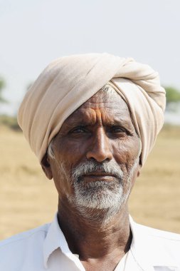 Haveri, Karnataka, Hindistan - 19 Şubat 2022: Yaşlı bir Hintlinin portresi. Geleneksel bir Kuzey Karnataka adamı sarık takıyor..