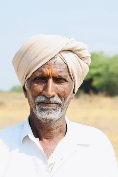 Haveri Karnataka India 2022年2月19日 インドの老人の頭部を撮影した肖像画 ターバンを着た伝統的な北カルナタカの男 ストック写真