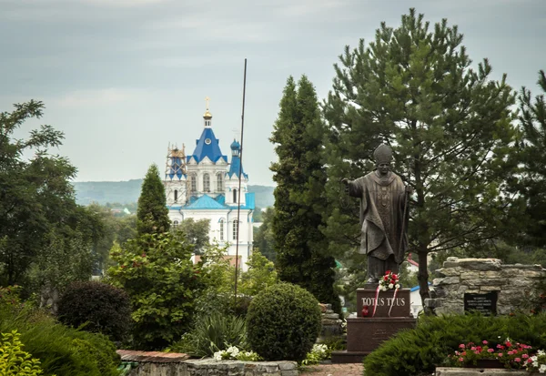 Ukraine, Kamyanets-Podilskyy, Orthodox church and Catholic scupl — Stock Photo, Image