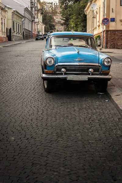 Vecchia auto in strada di pietra a Chernovtsi (Ucraina ) — Foto Stock