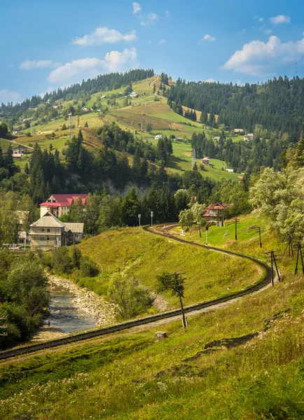 Ucrania, Ferrocarril en las montañas Cárpatos — Foto de Stock