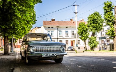 Ukrayna, chernovtsi, cadde üzerindeki eski araç