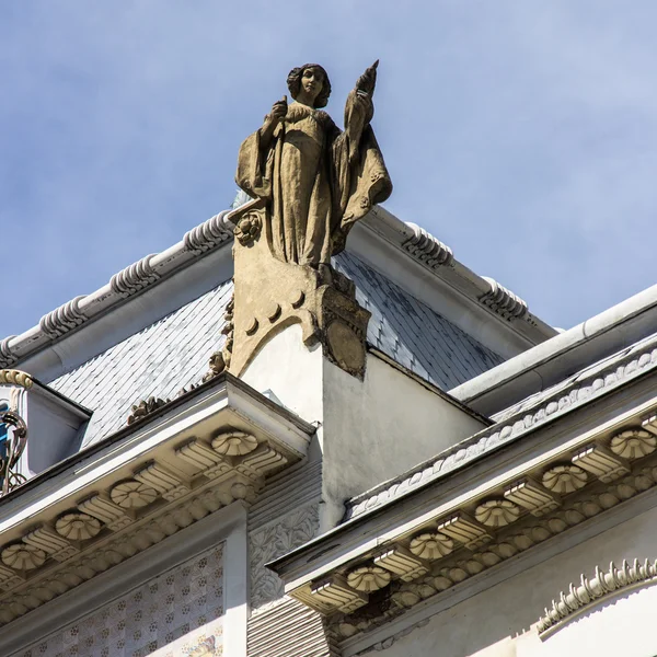 Ukraine, Chernovtsi, Roof statue — Stock Photo, Image