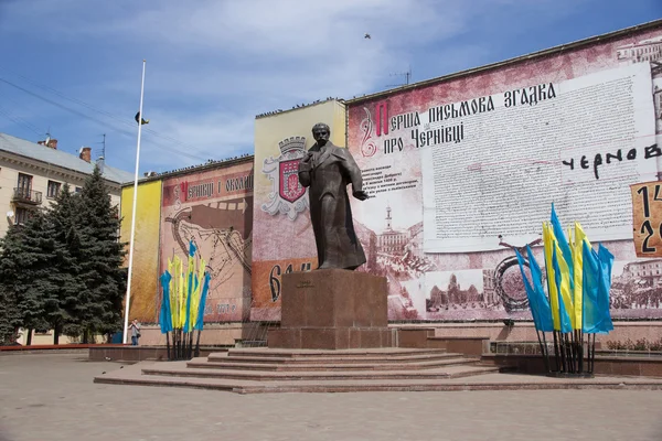 ウクライナ、chernovtsi、タラス中央広場でシェフチェンコ像 — ストック写真