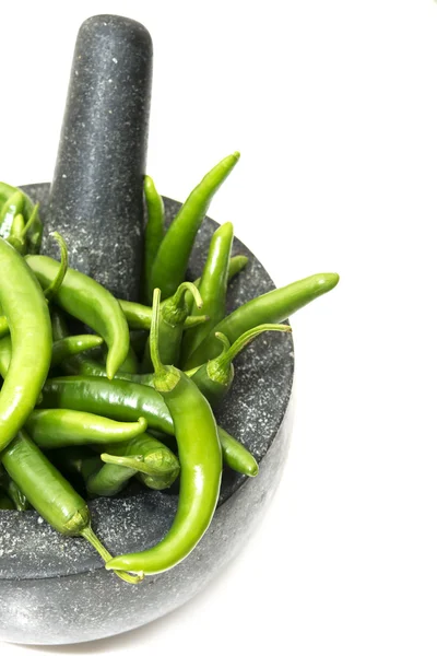 Świeże zielone chili w kamienny moździerz — Zdjęcie stockowe