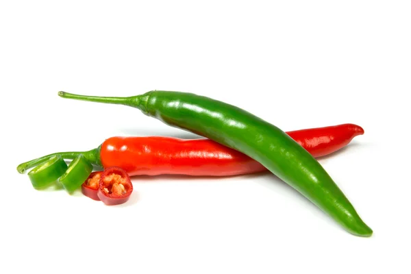 Czerwone i zielone chili na białym tle — Zdjęcie stockowe