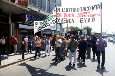 protestocular Mart sokaklarda