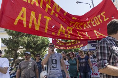kimliği belirsiz göstericilerin şehir sokaklarında