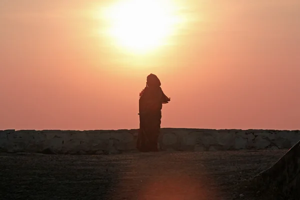 Sonnenuntergang und Frau — Stockfoto