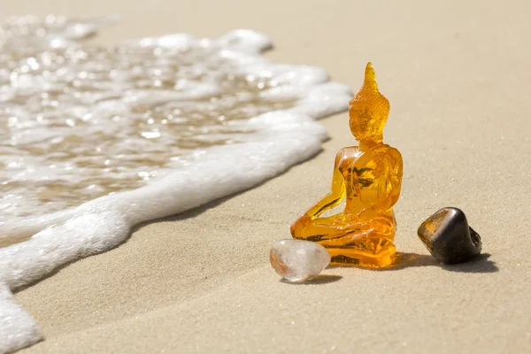 Будда на пляже — стоковое фото
