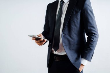 Beyaz arka planda cep telefonu kullanan iş adamı