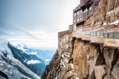 Alpler üzerinden aiguille du midi Dağı manzarası.