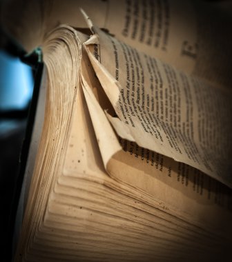 eski kitap ile eski püskü açtı ve sayfaları gözyaşı.