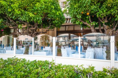 portakal ağaçları ile Fransız Restoran.