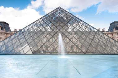 Louvre Müzesi Piramit, paris, Fransa.