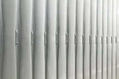 sunucu ve ağ donanımı ile rafları satırları.