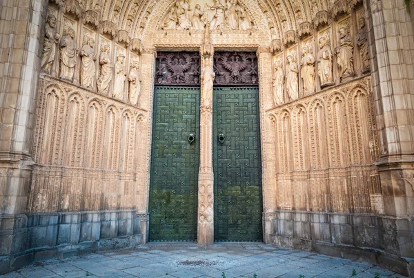 Dwoje drzwi do katedry w Toledo w Hiszpanii, Europa. — Zdjęcie stockowe