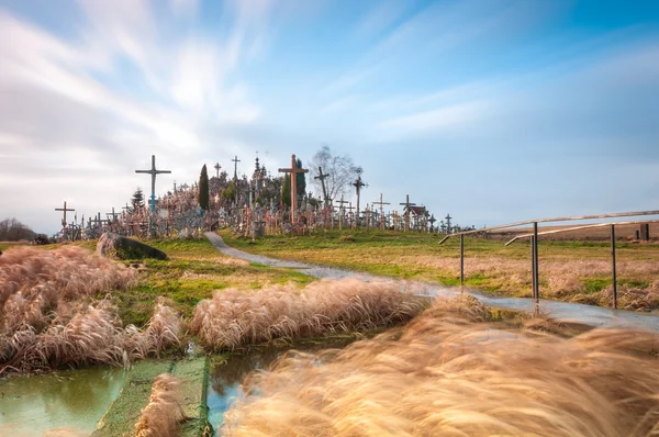 Colina de cruzes perto de Siauliai, Lituânia, Europa . — Fotografia de Stock