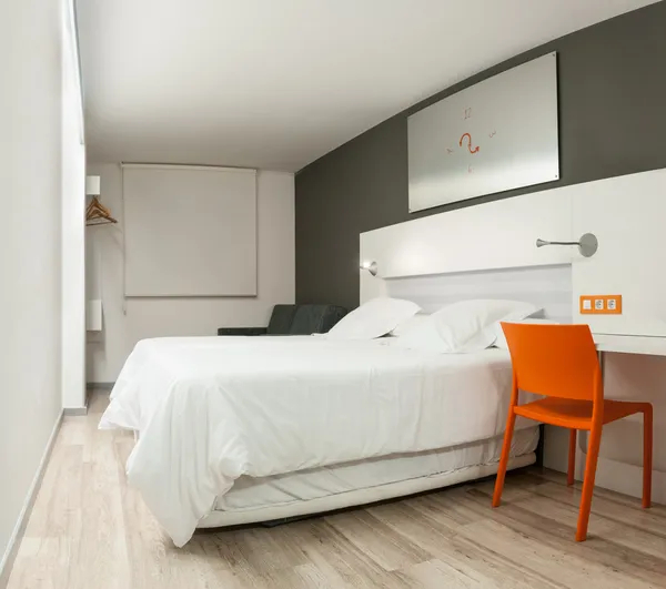 Belo quarto de hotel com design moderno . — Fotografia de Stock