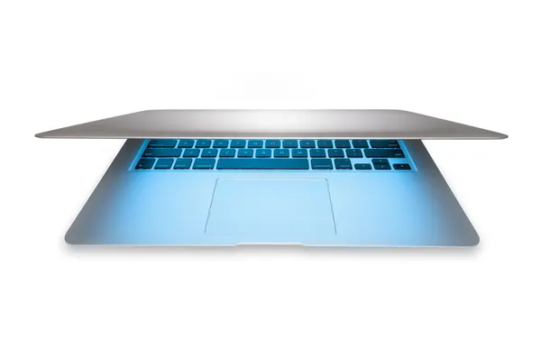 Neuer silberner Laptop in Aluminium isoliert auf weiß. — Stockfoto