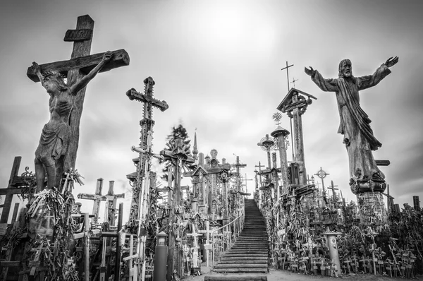 Céu e monte de cruzes perto de Siauliai, Lituânia . — Fotografia de Stock