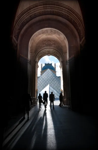 Vista da pirâmide do Louvre a partir da passagem . — Fotografia de Stock