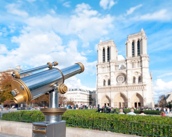 Dalekohled pro turisty v notre dame de paris. — Stock fotografie