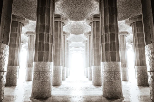 Colonnes de vieux bâtiment avec un soleil éclatant . — Photo