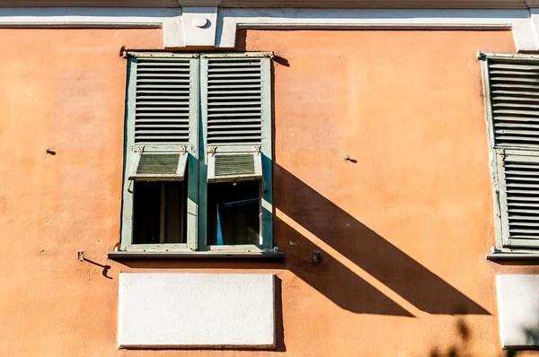 Gamla fönster i fin stad, Frankrike. — Stockfoto